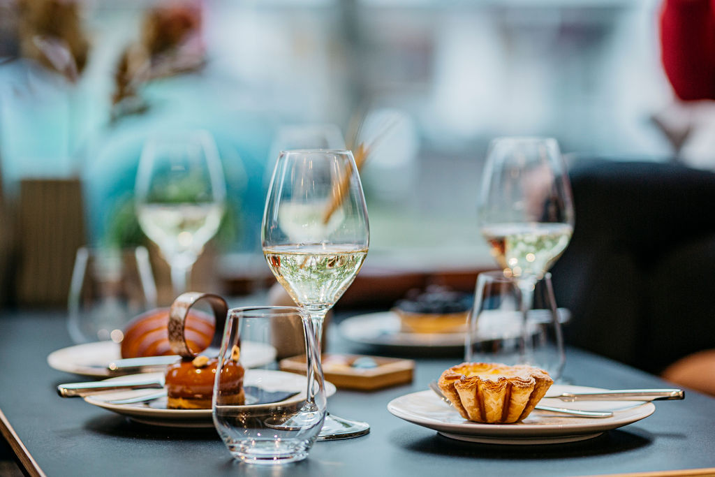 champagne og kaker på Kafé